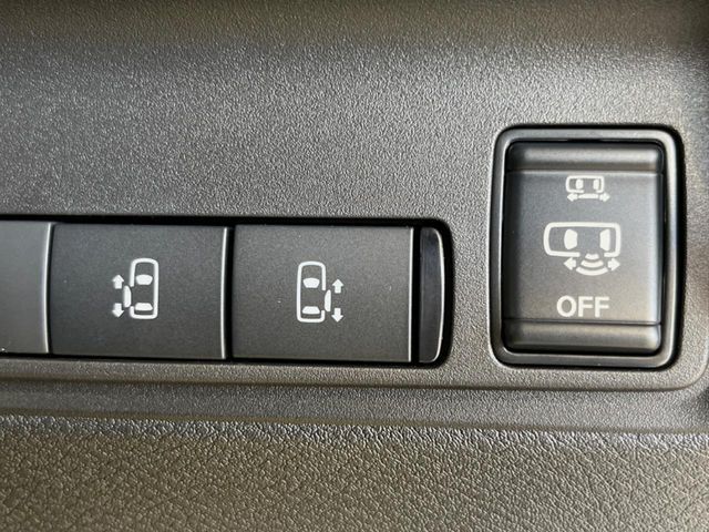 【両側パワースライドドア】スマートキーや運転席のスイッチで後席両側スライドドアの開閉が可能♪電動だから力を入れてドアを開ける必要が無く、小さなお子様でも簡単に開け閉めでき快適です♪