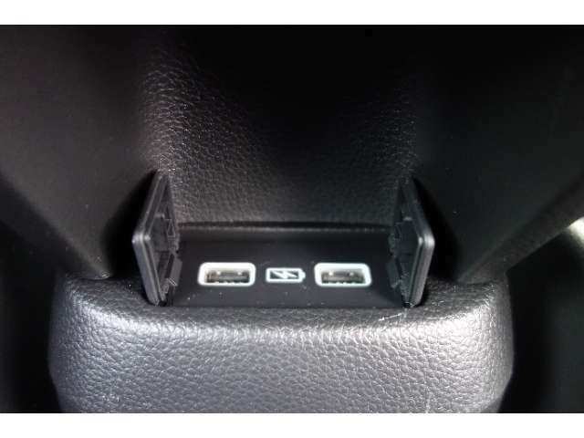 充電専用のUSBチャージャーも装備、車内でのスマホ充電にお使いください！