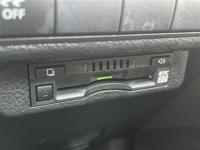 【ETC】有料道路を利用する際に料金所で停止することなく通過できる、ETC車載器（ノンストップ自動料金収受システム機器）が装備されています。セットアップを行うことで利用可能になります。