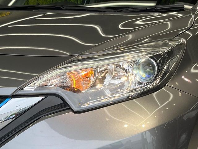 【LEDヘッドライト】悪天候や夜間走行時も良好な視界を確保し安心して運転できる高輝度LEDヘッドライトを装備！点灯速度が早く、消費電力も抑えられています。
