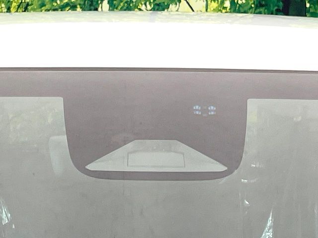 【ホンダセンシング】走行中に前方の車両等を認識し、衝突しそうな時は警報とブレーキで衝突回避と被害軽減をアシスト。より安全にドライブをお楽しみいただけます。