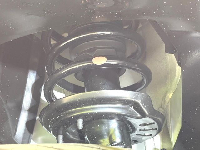 お車を安心してお乗りいただく為には、足回りの定期点検が欠かせません。サービスサポート（有償保証）では無料点検もご提供しており、安心のカーライフをお過ごしいただけるサポート体制が整っています。