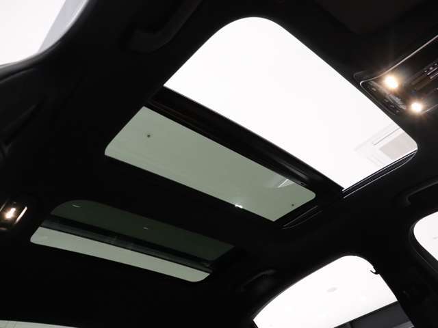 【サンルーフ】閉塞的な空間になりがちな車内の中で、開放感を与えてくれるサンルーフは大人気の装備です！