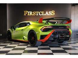 Rear Wing in Carbon Shiny and Air Scoop in contrast color