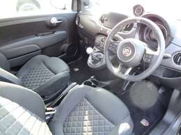 ブラックで統一された内装