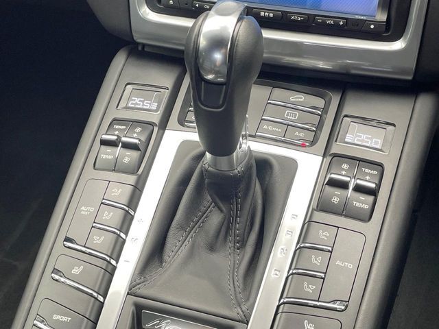 ●PDK：7速ダブルクラッチオートマティックトランスミッション、マニュアルモードとオートマティックモードをステアリングホイールのパドルシフトにて変速が可能です。