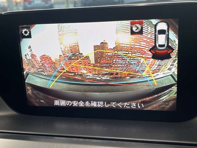 【バックカメラ】運転席から画面上で安全確認ができます。駐車が苦手な方にもオススメな便利機能です。
