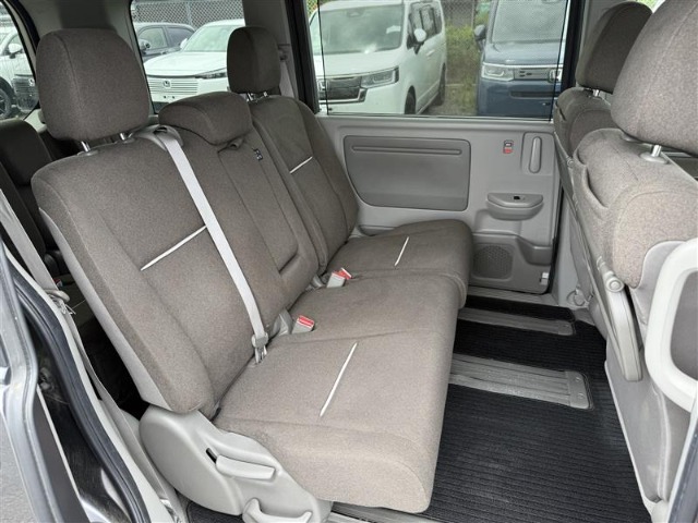 ご納車時には納車点検実施いたします。指定交換部品（エンジンオイル、オイルエレメント、ワイパーゴム等）新品交換致します。その他必要交換部品は点検時交換致します。