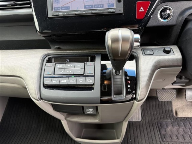 オートエアコン装着車で車内はいつも快適です。