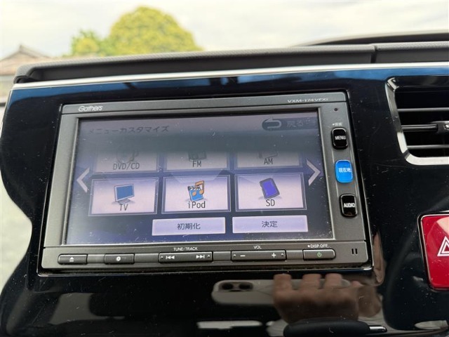 ホンダ純正ナビです。リバース時には後方も映ります