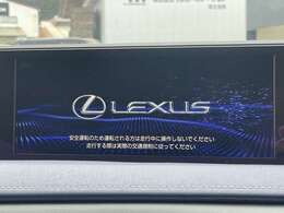 【メーカーオプションナビ】フルセグテレビやブルートゥース接続、DVD再生など多彩な機能を併せ持っており、インパネ周りがすっきりしてますね！