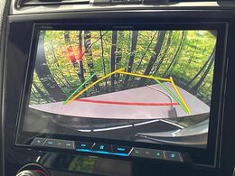 【バックカメラ】駐車時に後方がリアルタイム映像で確認できます。大型商業施設や立体駐車場での駐車時や、夜間のバック時に大活躍！運転スキルに関わらず、今や必須となった装備のひとつです！
