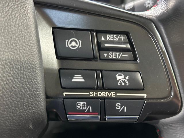 【全車速追従機能付クルーズコントロール】高速道路での長距離走行が楽に！！自動で速度を保つクルーズコントロールが、衝突軽減システムと連携し、前方の車両を感知して車間を保つように速度調節してくれます！！