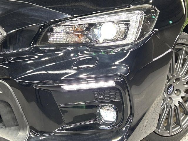 【LEDヘッドライト】悪天候や夜間走行時も良好な視界を確保し安心して運転できる高輝度LEDヘッドライトを装備！点灯速度が早く、消費電力も抑えられています。