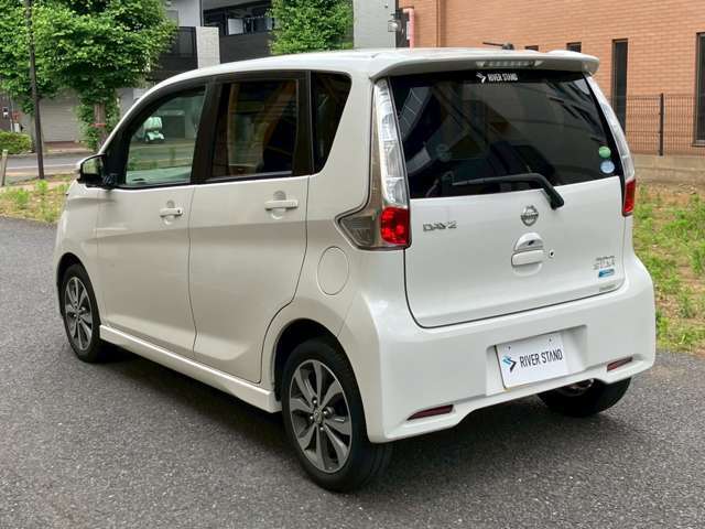 遠方のお客様で実際にお車を見る事ができない場合は、目立つ傷やご指定の箇所を写真撮影し、別途メール等でお送りする事も可能です。ラインでのやり取りにも対応しておりますので、お気軽にご用命くださいませ！