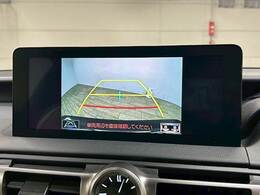 【カラーバックモニター】を装備しております。リアの映像がカラーで映し出されますので日々の駐車も安心安全です。