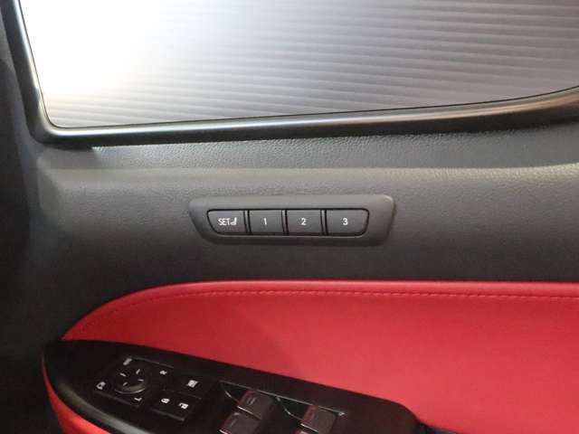 シートメモリースイッチ・シートポジションを記憶をさせることが出来ます☆運転される方によってポジションをそれぞれ記憶させることが出来ますのでボタンを押すだけでいつでも最適なポジションに戻せます☆