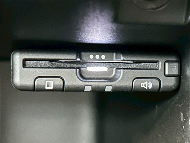【ETC車載器】を装備しておりますので、ご納車直後からの遠距離ドライブも可能です。土日の利用料金の割引や、朝夕の通行料金を割引料金で高速道路をお楽しみいただけます。
