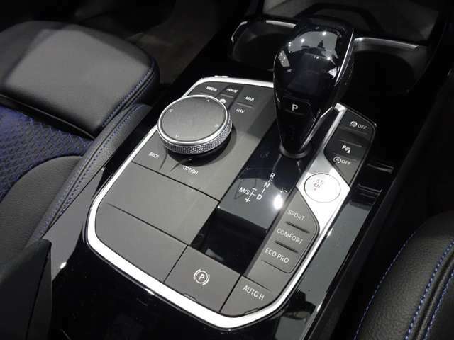 ステップトロニック付きオートマティックと　I　ドライブコントローラー、モニターの操作はこのコントローラーで行いナビやラジオ、車両状況の把握や点検時期の把握までいろいろなことができます。