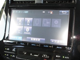 ナビゲーションはトヨタ純正9インチSDナビ(DSZT-YC4T)を装着しております。AM、FM、CD、DVD再生、Bluetooth、音楽録音再生、フルセグTVがご使用いただけます。