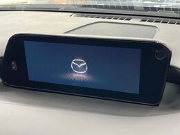 【8.8インチマツダコネクト】車内の雰囲気にマッチした大型のディスプレイ。スマホ接続でのナビ使用やBluetooth再生等、様々な機能が楽しめます。直感的なダイヤル操作が可能で、使い勝手も良好です。