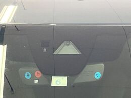 【i-ACTIVESENSE】走行中に前方の車両等を認識し、衝突しそうな時は警報とブレーキで衝突回避と被害軽減をアシスト。より安全にドライブをお楽しみいただけます。