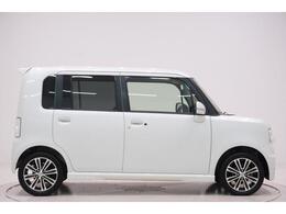 県内13店舗にて常時500台以上ダイハツ車を展示中です。見て、触って、納得のいく一台をぜひ見つけてください。