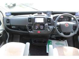 乗車4名　就寝4名　長さ599cm幅205cm高さ257cm