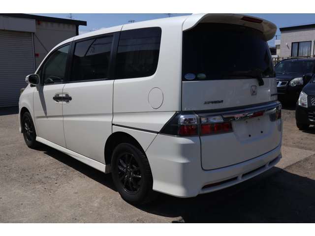 ご成約車は法定整備点検・業者専用清掃機・ボディ磨きを全車施工させて頂いております(現状販売除く)ひどい汚れには訓練を積んだ専門スタッフにて専用スチーム洗浄機で美装した上での納車となります。