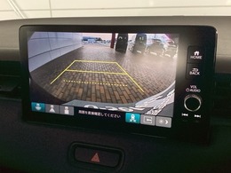 リバースギアに入れるだけで後方の表示へ切り替わります。夜間や雨の日の駐車も楽になりますよ。