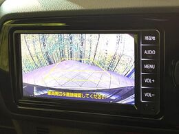 【バックカメラ】駐車時に後方がリアルタイム映像で確認できます。大型商業施設や立体駐車場での駐車時や、夜間のバック時に大活躍！運転スキルに関わらず、今や必須となった装備のひとつです！