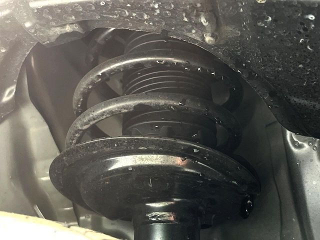 お車を安心してお乗りいただく為には、足回りの定期点検が欠かせません。サービスサポート（有償保証）では無料点検もご提供しており、安心のカーライフをお過ごしいただけるサポート体制が整っています。