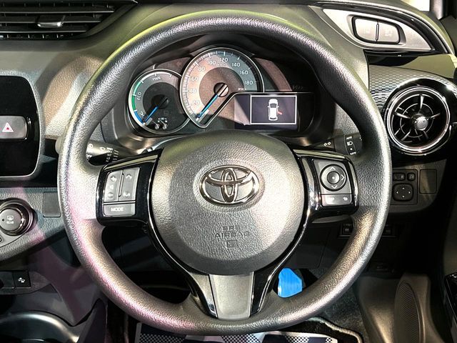 インテリアに合わせたデザインのステアリングは、運転される方のことも考え、運転しやすい形状、大きさです。是非一度、実際に触ってお確かめください。