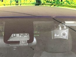 【プリクラッシュセーフティ】前方の車両等を検知し、衝突しそうな時は警報で注意を促し、ブレーキを踏む力をサポート。ブレーキを踏めなかった場合は衝突被害軽減ブレーキが作動、衝突回避をサポートします。