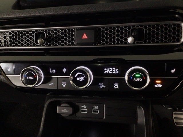 【左右独立オートエアコン】左右席で独立温度コントロールが可能です。運転席はキンキンに冷やして助手席はマイルドにと言った設定が可能です☆暑さ寒さでケンカすることもなくなりますね♪
