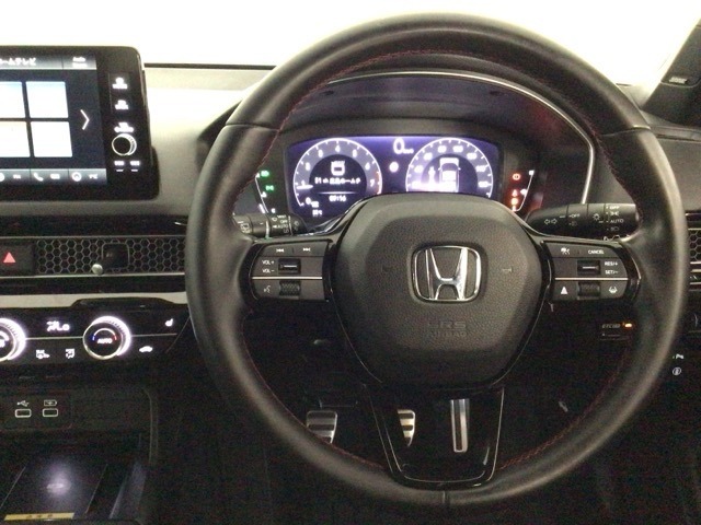 【ハンドル】運転にかかわる様々な操作を安全に行えるように視点移動が少なく操作性に配慮されたスイッチ類が凝縮されたコックピットです。