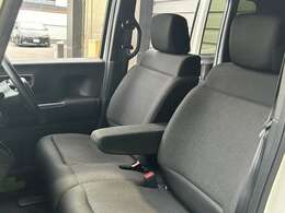 ブラックのトリコットシートが採用されております！運転席と助手席にはシートヒーターが標準装備されております！