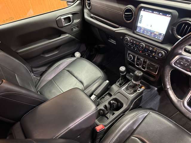 輸入車ディーラー採用のドライブレコーダーも選べます。万が一の事故の際のお守りとしていかがでしょうか？その他様々なオプションをご用意しております。