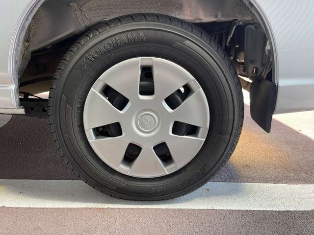 タイヤの残り溝は5分山ほど。現状での納車となりますが、交換をご希望される場合は別途費用が必要となります。