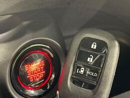 【Hondaスマートキー】カバンやポケットに入れたままでもドアの施錠・解錠が可能なスマートキーを装備。エンジンのオン・オフ時もカギを取り出す必要が無いからとっても便利です♪