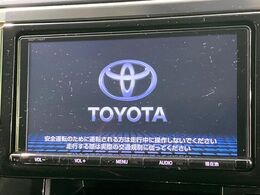 【純正ナビ】人気の純正ナビを装備。オーディオ機能も充実しており、Bluetooth接続すればお持ちのスマホやMP3プレイヤーの音楽を再生可能！毎日の運転がさらに楽しくなります！！