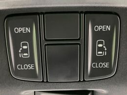 【両側パワースライドドア】スマートキーや運転席のスイッチで後席両側スライドドアの開閉が可能♪電動だから力を入れてドアを開ける必要が無く、小さなお子様でも簡単に開け閉めでき快適です♪