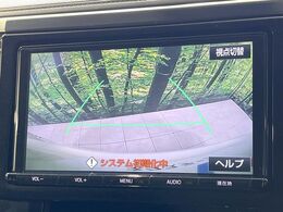 【バックカメラ】駐車時に後方がリアルタイム映像で確認できます。大型商業施設や立体駐車場での駐車時や、夜間のバック時に大活躍！運転スキルに関わらず、今や必須となった装備のひとつです！