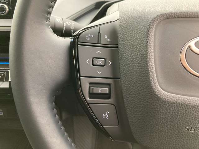 運転中、オーディオの操作をしてて、ハッとしたことはありませんか？ステアリングスイッチは、運転中でもハンドルでオーディオの操作が可能です。安全なドライブをサポートします。