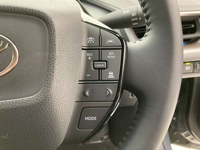 前方の車との車間を設定し、スピードを上げたり緩めたりを自動で行ってくれる追尾式の「レーダークルーズ」。上級装備の一つです！高級車にしかつかない嬉しい機能です。