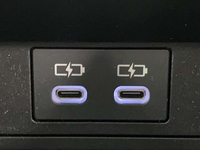 こちらのクルマはUSB接続コネクタも装備されています♪スマホの充電などにお使い下さい。ご旅行中での充電切れも、これなら心配いりませんね！