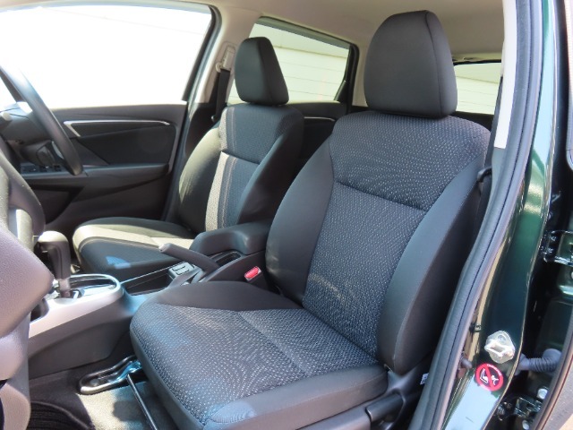 当社の優秀なスタッフがしっかり点検整備をさせていただいてからご納車いたします！さらに！ワイパーゴム、エレメント、エアクリーナーを新品交換させて頂いています！