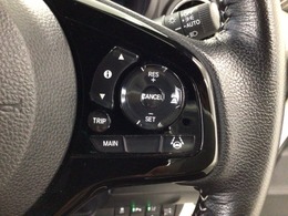 【アダプティブ・クルーズ・コントロール】予め設定した車速内でクルマが自動的に加減速。 前走車との適切な車間距離を維持しながら追従走行し、高速道路でのドライバーの疲労を軽減してくれる嬉しい機能付♪