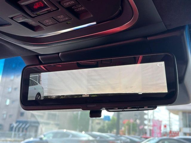 【デジタルインナーミラー】後席の大きな荷物や同乗者で後方が確認しづらい時でも安心！カメラが撮影した車両後方の映像をルームミラー内に表示。クリアな視界で状況の確認が可能です！