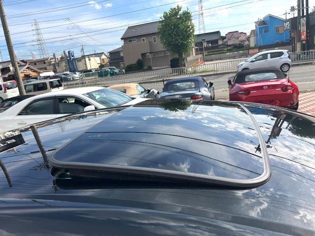 【ムーンルーフ】開放感たっぷりの希少装備、ムーンルーフが装着されています！車内に明かりを取り入れたり景色を楽しむ以外にも、車内の空気も簡単に換気できて快適です！